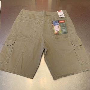 NWT Wrangler Cargo Shorts Size 32